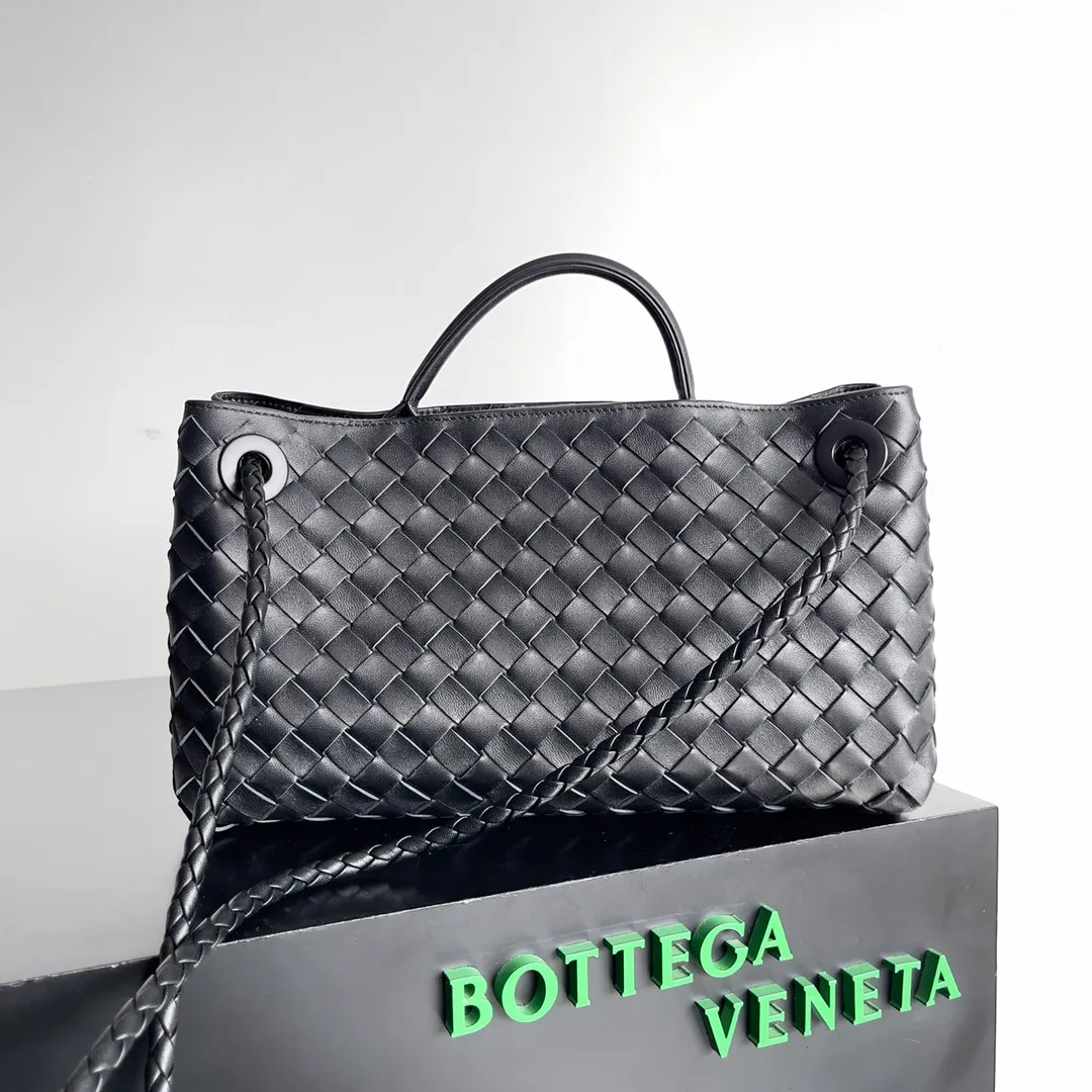 BV 1960 BV Lin Xinru, Ken Dou, Zhou Yutong, Zhu Zhu and other similar models, Andiamo Italian Let'go's new horizontal version design is more refined and elegant. The horizontal version presents a light and fashionable feeling that is more suitable for the body shape of Asian girls. The actual upper body is really awesome! Practicality and elegance coexist! 🉑️Carry it by hand, shoulder or crossbody, the law of true fragrance🥳 Style number: 754990 Size: 29*10*18